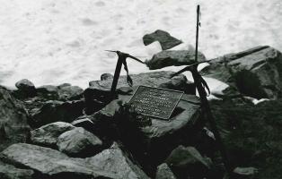 Grab vor dem Banner Peak